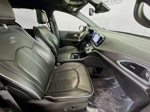 Used 2025 Chrysler Pacifica Limited FWD image 29