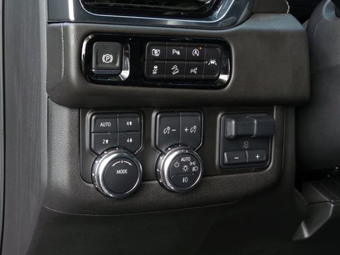 Used 2025 GMC Yukon Elevation w/ Elevation Premium Package AWD/4WD image 17