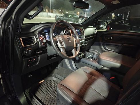Used 2019 Nissan Titan SV w/ SV Convenience Package image 9