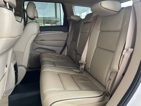 Used 2017 Jeep Grand Cherokee Overland AWD/4WD image 16
