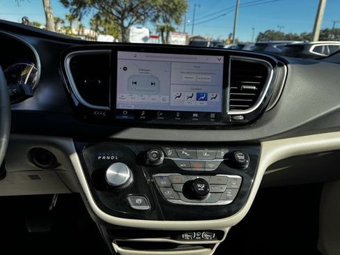 Used 2024 Chrysler Pacifica Touring-L image 26