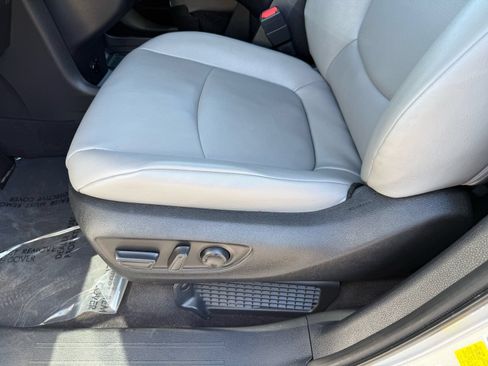 Used 2025 Toyota Sienna XLE FWD image 13