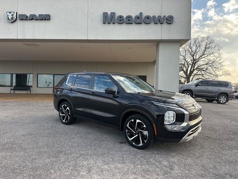 Used 2024 Mitsubishi Outlander SE image 1