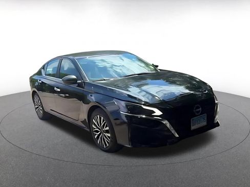 Used 2025 Nissan Altima 2.5 SV FWD image 2