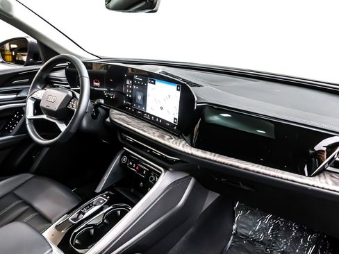 Used 2025 Audi Q5 Premium Plus w/ Premium Plus image 16