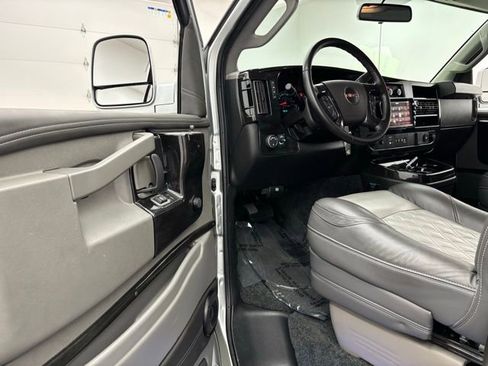 Used 2022 GMC Savana 2500 Extended w/ Enhanced Convenience Package image 17