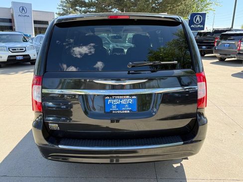 Used 2014 Chrysler Town & Country Touring FWD image 5