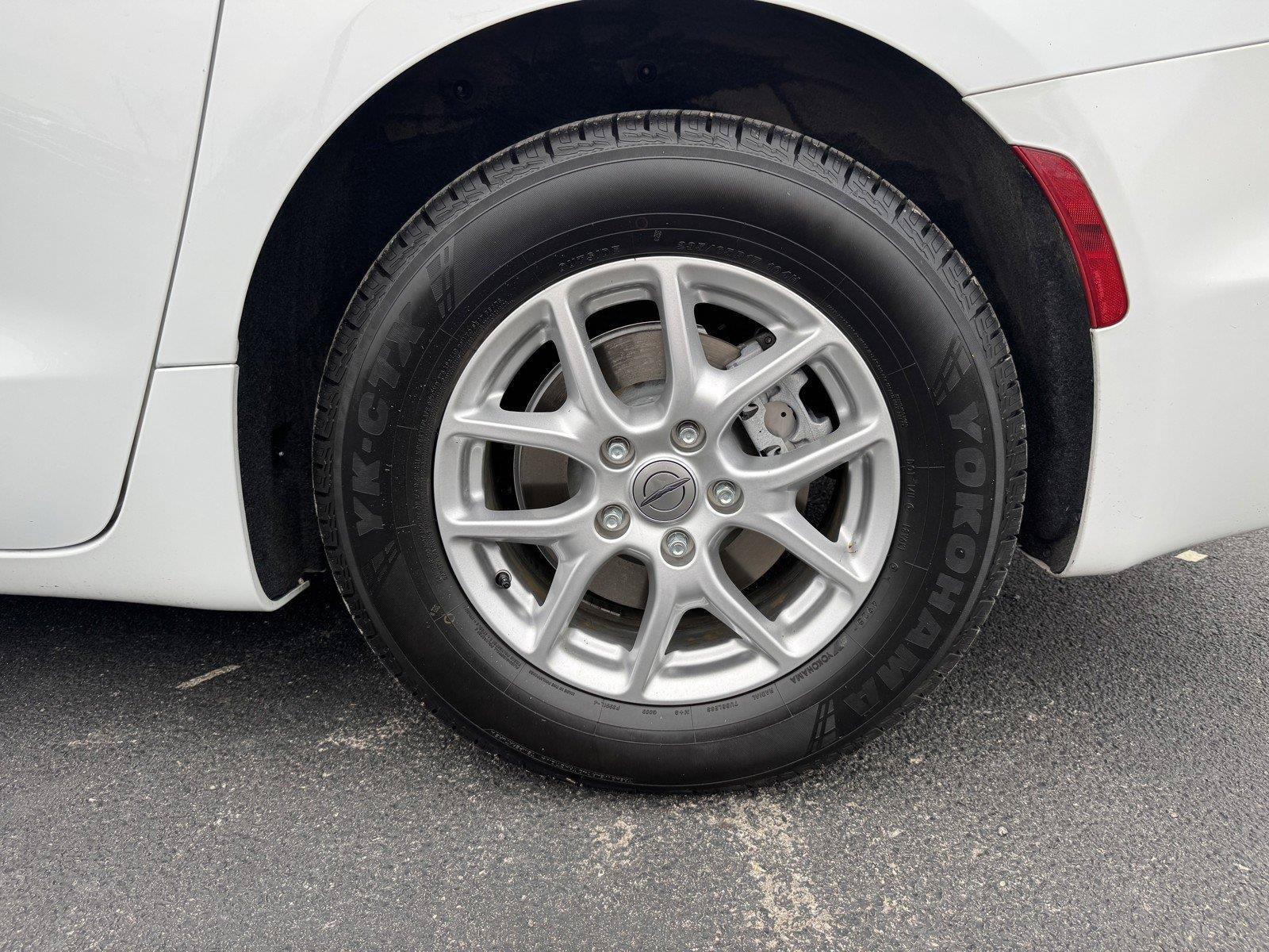 Used 2023 Chrysler Pacifica Touring-L FWD image 48