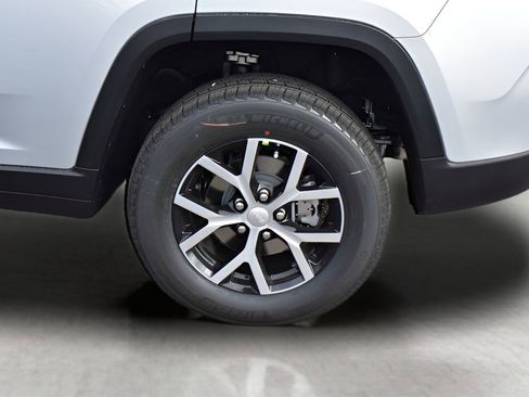Used 2024 Jeep Grand Cherokee Limited AWD/4WD image 22