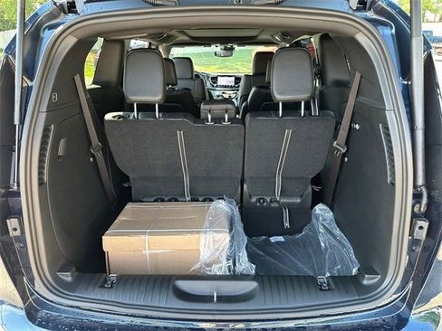 New 2025 Chrysler Pacifica Select image 10