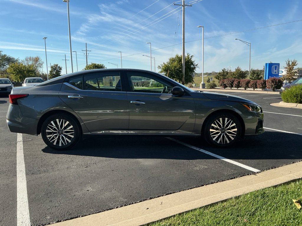 Used 2025 Nissan Altima 2.5 SV FWD image 12
