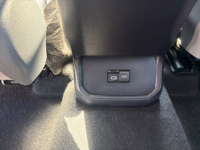 Used 2024 Toyota Highlander XLE FWD image 24