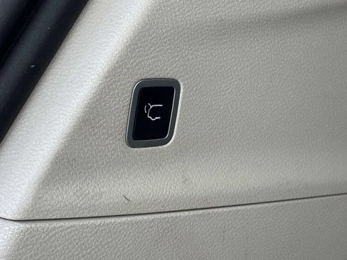 Used 2023 Chrysler Voyager LX FWD image 15