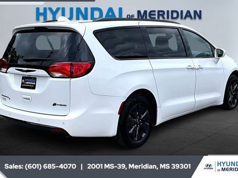 Used 2020 Chrysler Pacifica Touring-L w/ S Appearance Package image 10