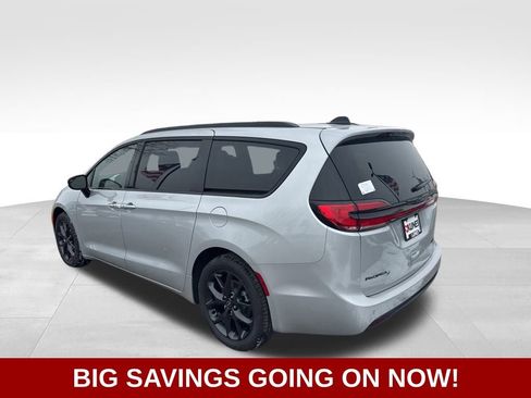 New 2026 Chrysler Pacifica Limited image 7