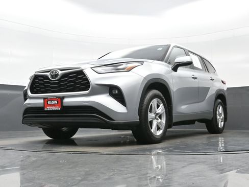 Used 2024 Toyota Highlander LE AWD/4WD image 28