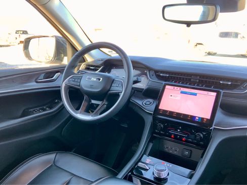 Used 2023 Jeep Grand Cherokee Limited image 35