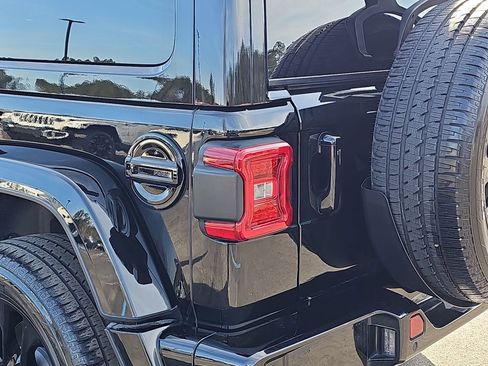 Used 2023 Jeep Wrangler Altitude image 39