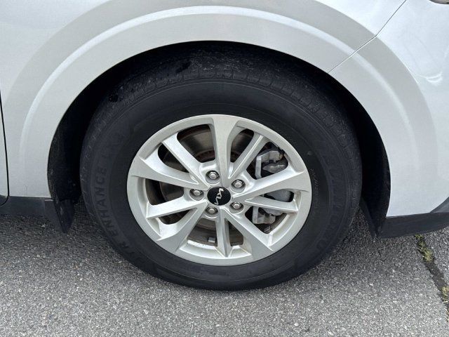 Used 2023 Kia Carnival LX FWD image 7