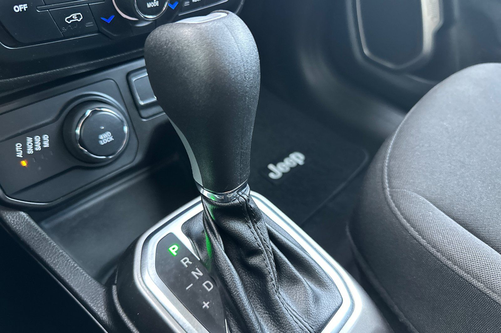 Used 2022 Jeep Renegade Latitude AWD/4WD image 23