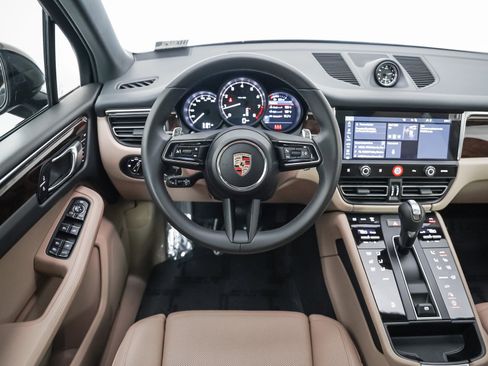 Certified 2025 Porsche Macan image 16