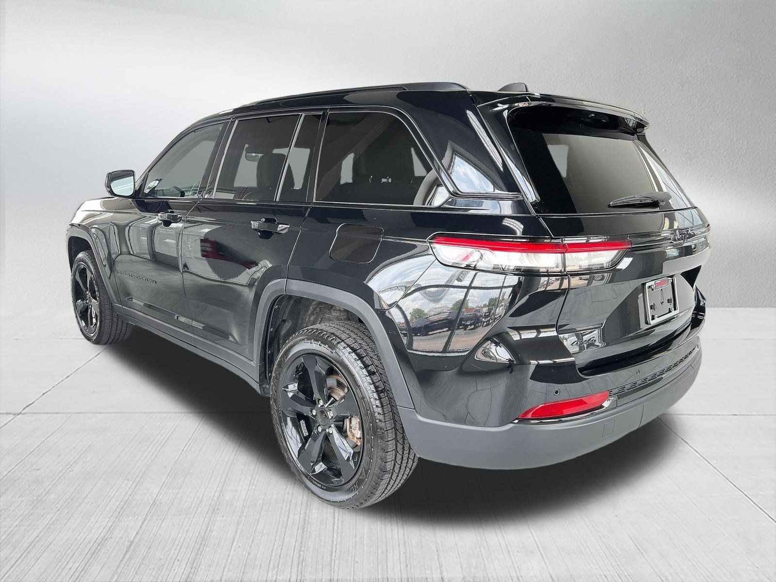 Used 2023 Jeep Grand Cherokee Altitude AWD/4WD image 6