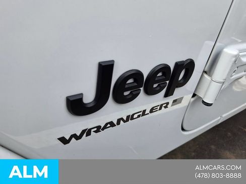 Used 2025 Jeep Wrangler Unlimited Sahara AWD/4WD image 4