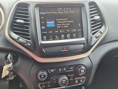 Used 2016 Jeep Cherokee Latitude FWD image 13
