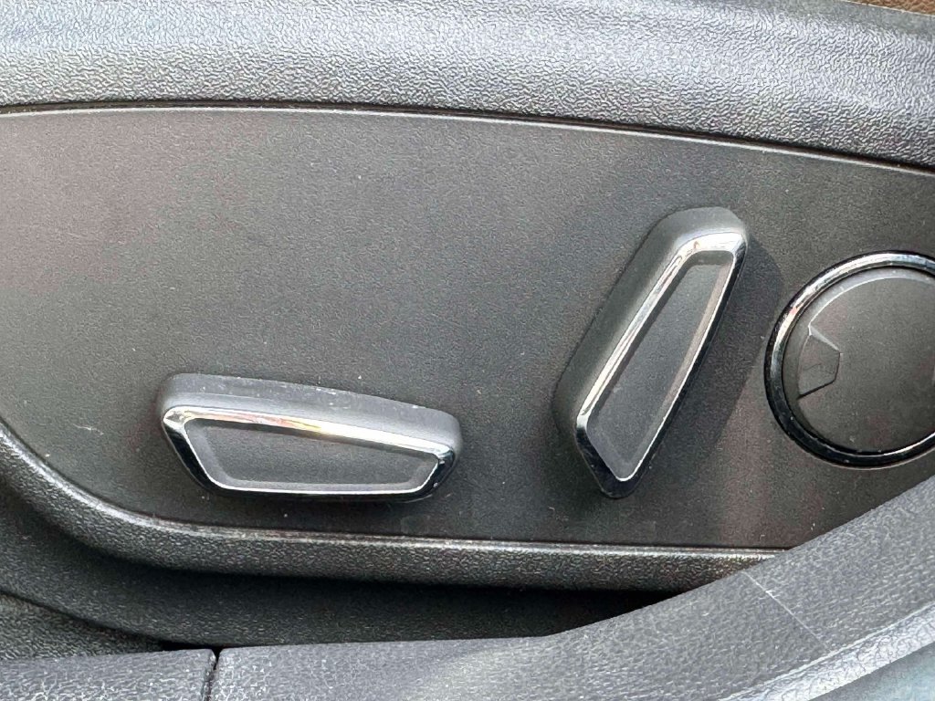 Used 2014 Lincoln MKZ FWD image 16