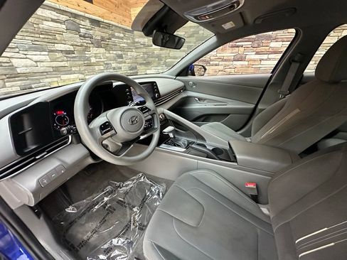 Used 2023 Hyundai Elantra SEL w/ Cargo Package image 10