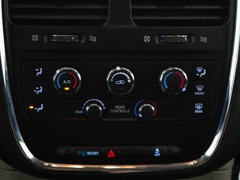 Used 2018 Dodge Grand Caravan SE FWD image 18