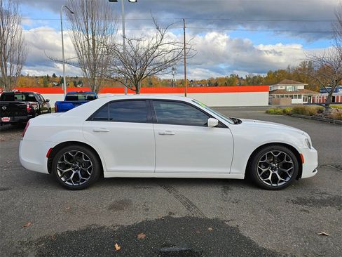 Used 2017 Chrysler 300 S image 4