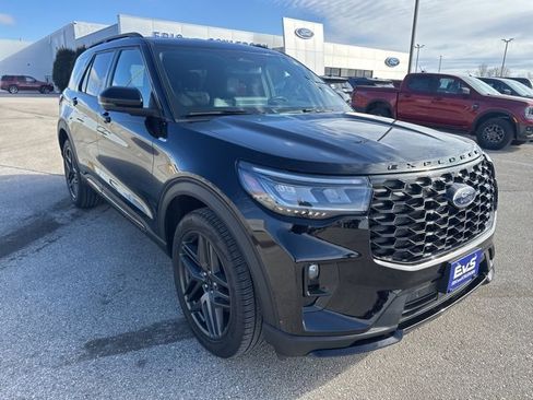 Used 2025 Ford Explorer ST-Line w/ Premium Package image 3