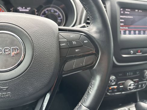 Used 2019 Jeep Cherokee Latitude Plus AWD/4WD image 11