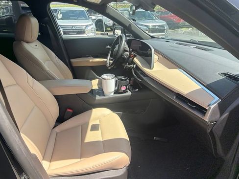 Used 2024 Cadillac XT4 Luxury FWD image 6