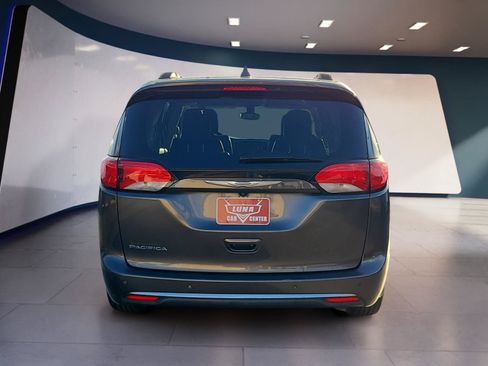 Used 2017 Chrysler Pacifica Touring-L FWD image 4