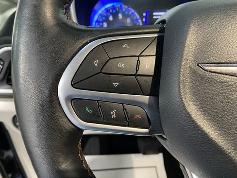 Used 2020 Chrysler Pacifica Touring-L image 17