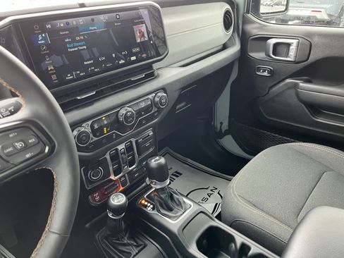 Used 2024 Jeep Wrangler Unlimited image 23