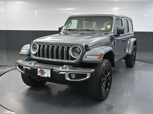 Used 2024 Jeep Wrangler Unlimited Sahara AWD/4WD image 12