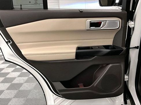 Used 2020 Ford Explorer Platinum w/ Premium Technology Package image 20