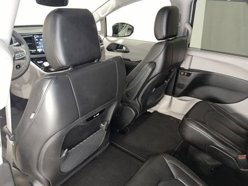 Used 2024 Chrysler Pacifica Touring-L FWD image 15