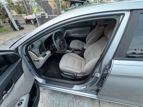 Used 2017 Hyundai Elantra SE FWD image 3