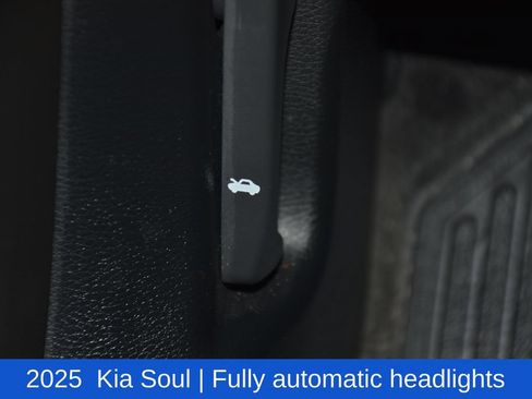 Used 2025 Kia Soul LX w/ LX Technology Package FWD image 10