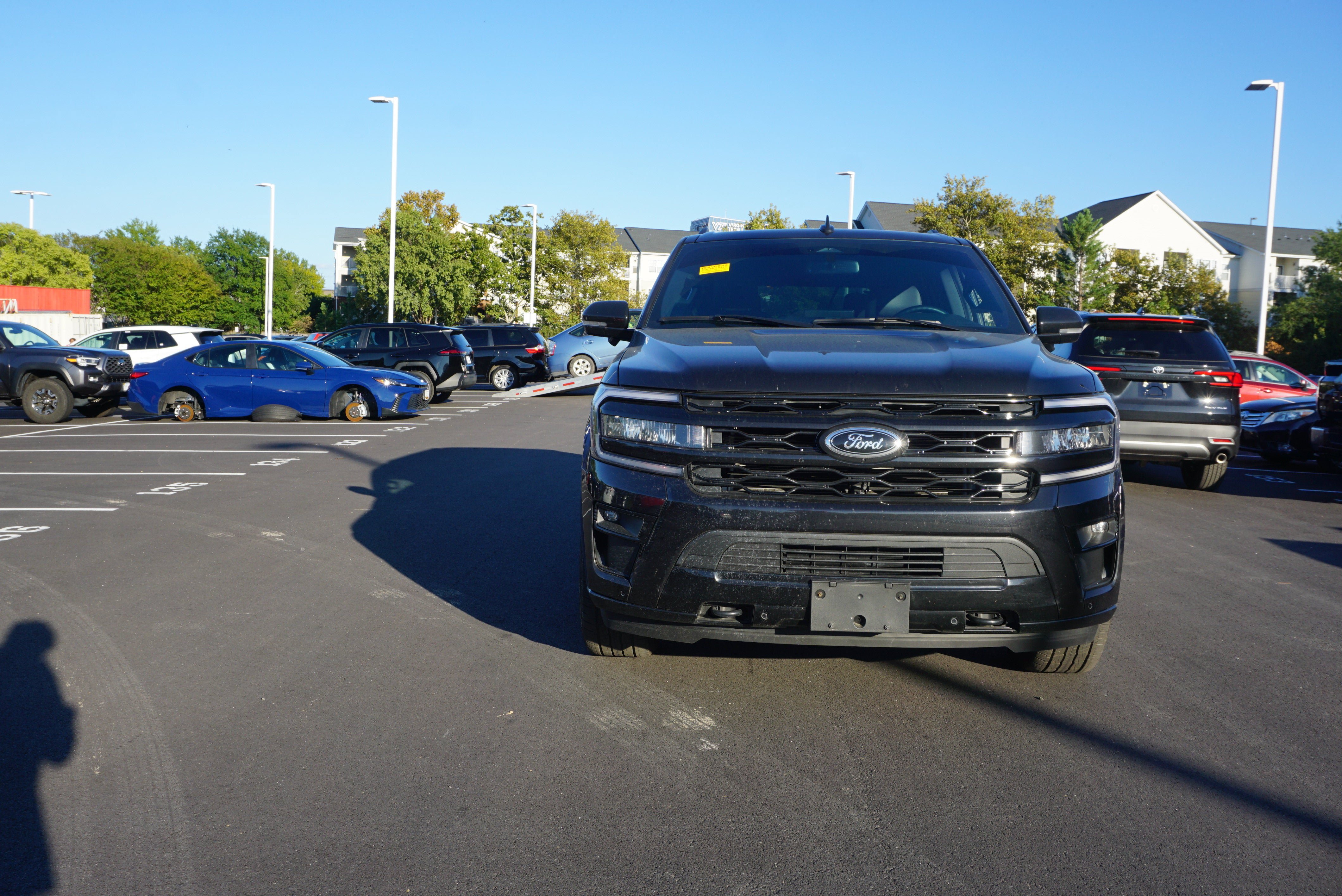 Used 2022 Ford Expedition Limited AWD/4WD image 2