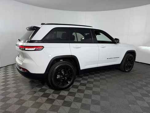 Used 2024 Jeep Grand Cherokee Altitude AWD/4WD image 8