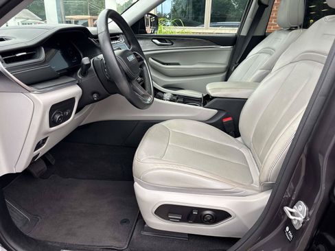 Used 2022 Jeep Grand Cherokee Overland AWD/4WD image 9