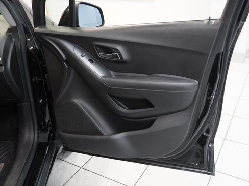 Used 2019 Chevrolet Trax LT w/ LT Convenience Package AWD/4WD image 24