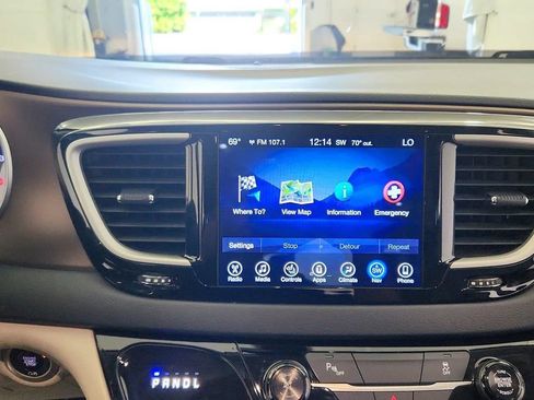 Used 2017 Chrysler Pacifica Touring-L FWD image 16