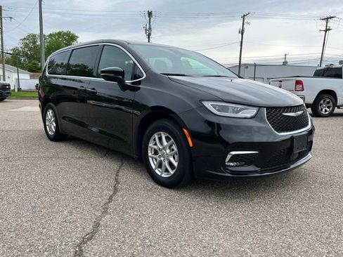 Used 2025 Chrysler Pacifica Select FWD image 7