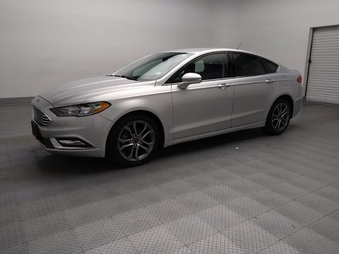 Used 2017 Ford Fusion SE w/ Equipment Group 201A image 2